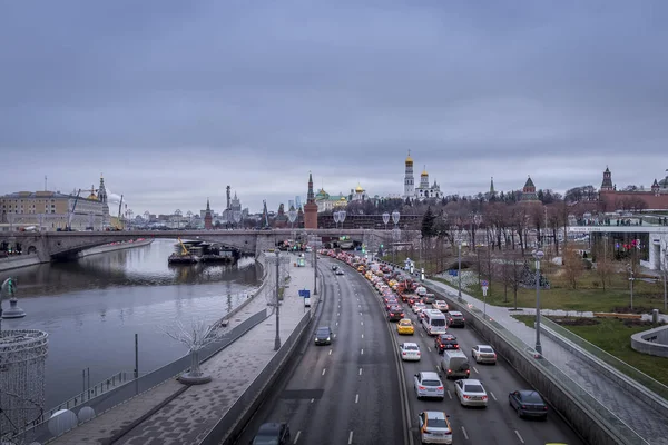 MOSCÚ, RUSIA - 11 DE DICIEMBRE DE 2019: Atasco de tráfico en un riv de Moscú — Foto de Stock