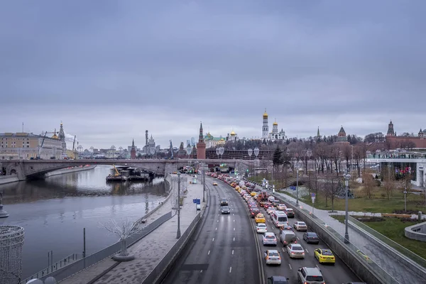 Moskova, Rusya - 11 Aralık 2019: Moskova Nehri 'nde trafik sıkışıklığı — Stok fotoğraf