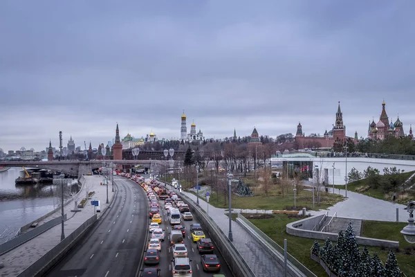 Moskva, Ryssland - 11 december 2019: Trafikstockning på Moskvas riv — Stockfoto