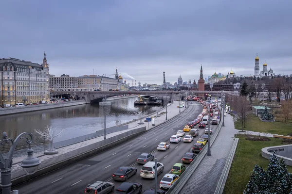 MOSCOW, RUSSIA - DECEMBER 11, 2019:  Traffic jam on a Moscow riv — Stock Photo, Image