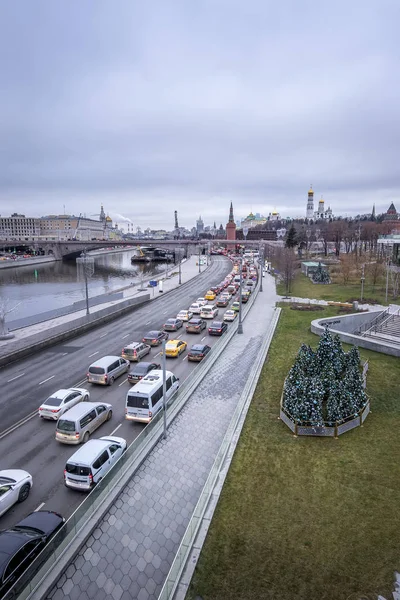 モスクワ,ロシア- 2019年12月11日:モスクワ川の交通渋滞 — ストック写真