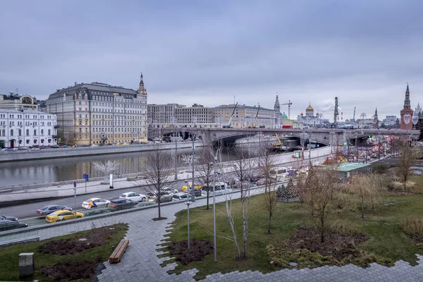 МОСКВА, РОССИЯ - 11 ДЕКАБРЯ 2019 года: Парк Зарядье в центре — стоковое фото