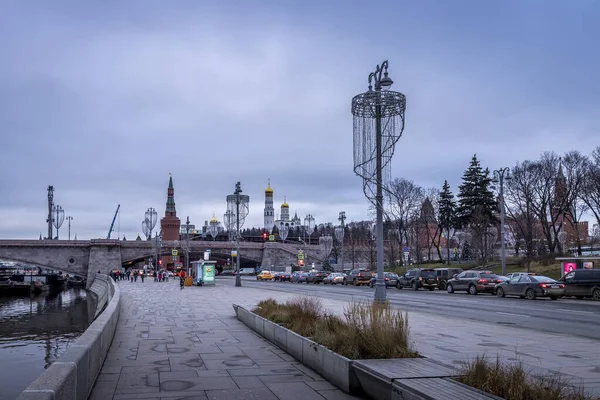 Moskau, Russland - 11. Dezember 2019: Stau auf einem Moskauer Fluss — Stockfoto