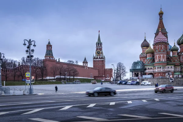 MOSCÚ, RUSIA - 11 DE DICIEMBRE DE 2019: Tráfico cerca del Kremlin de Moscú — Foto de Stock