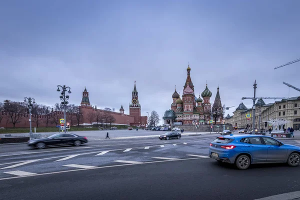 MOSCÚ, RUSIA - 11 DE DICIEMBRE DE 2019: Tráfico cerca del Kremlin de Moscú — Foto de Stock