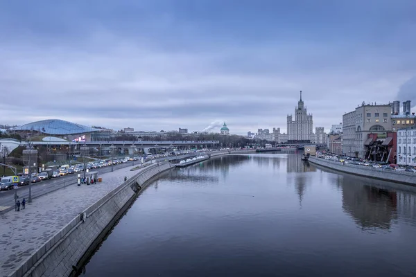 MOSCA, RUSSIA - 11 DICEMBRE 2019: ingorgo su un riv di Mosca — Foto Stock