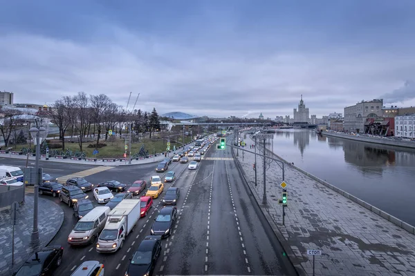 Moskova, Rusya - 11 Aralık 2019: Moskova Nehri 'nde trafik sıkışıklığı — Stok fotoğraf