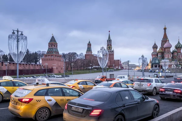 Moskva, Rusko - 11. prosince 2019: Dopravní zácpa poblíž Moskvy Kre — Stock fotografie