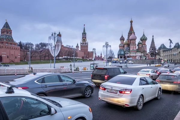 Moskva, Rusko - 11. prosince 2019: Dopravní zácpa poblíž Moskvy Kre — Stock fotografie