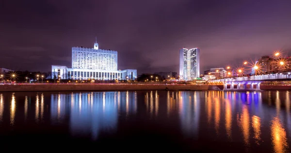 Government House, reflected in the Moscow River. Night lights an — Stock Photo, Image