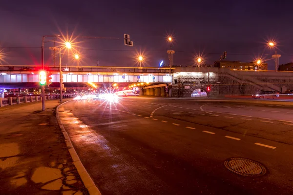 Перемещение автомобиля с размытым светом по городу ночью. Москва, Россия — стоковое фото