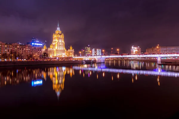 Hotel Ukraine or Radisson, reflected in the Moscow River. Night — Stock Photo, Image