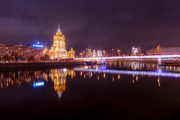 Hotel Ukraine or Radisson, reflected in the Moscow River. Night — Stock Photo, Image