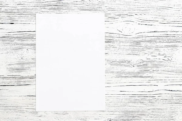 Livro branco sobre uma mesa de madeira . — Fotografia de Stock