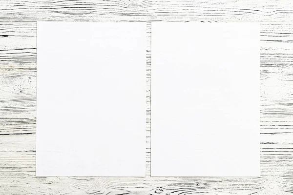 Wit papier op een houten tafel. — Stockfoto