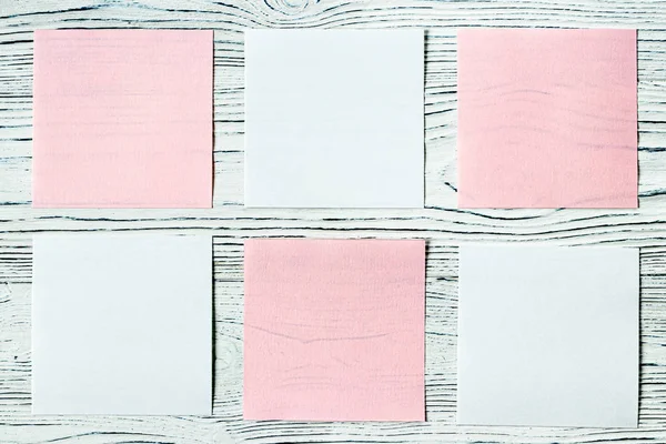 Lençóis de papel branco e rosa em uma mesa de madeira. Backgrou abstrato — Fotografia de Stock