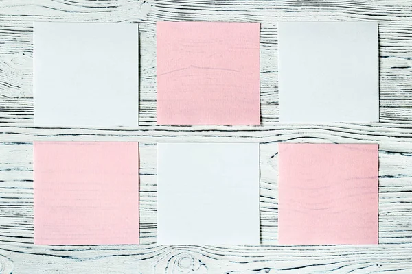 Lençóis de papel branco e rosa em uma mesa de madeira. Backgrou abstrato — Fotografia de Stock