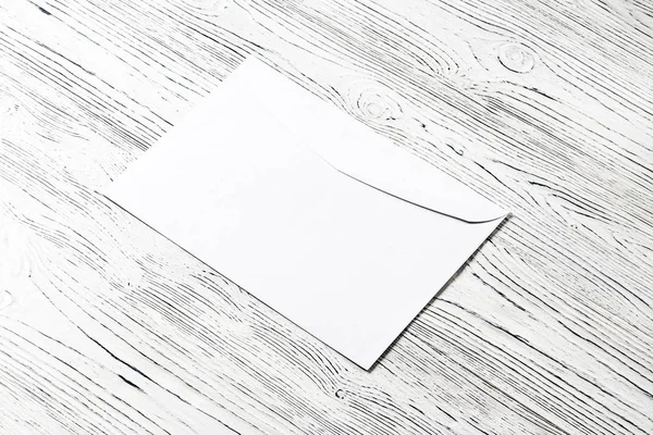 Envelope postal branco em uma mesa de madeira. Contexto abstrato para — Fotografia de Stock