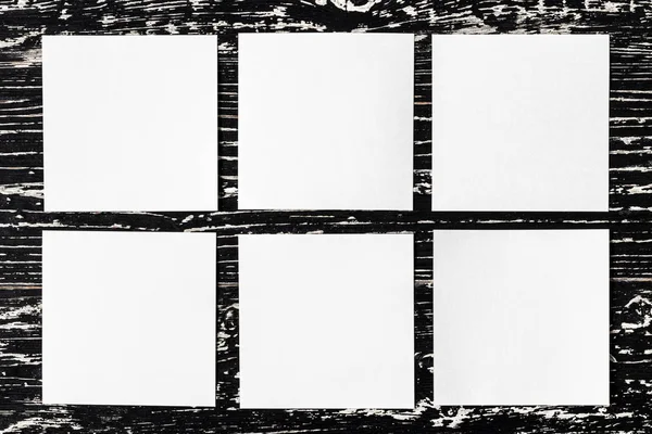 Folhas de papel branco em uma mesa de madeira preta. Contexto abstrato — Fotografia de Stock