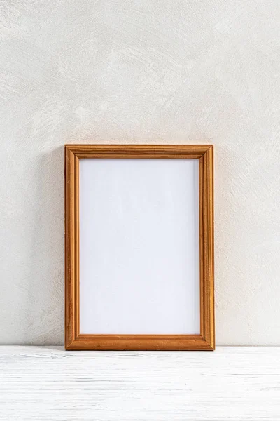 Sol en bois blanc sur mur en béton ou en plâtre décoratif et — Photo