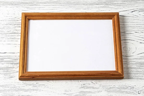 Σκελετός φωτογραφίας σε λευκό ξύλινο τραπέζι. Αφηρημένο πλαίσιο για des — Φωτογραφία Αρχείου