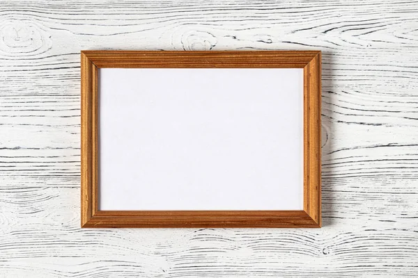 Cadre photo sur une table en bois blanc. Contexte abstrait pour desig — Photo