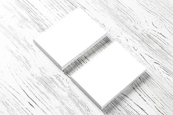 Dois livros brancos numa mesa de madeira. Fundo abstrato para desig — Fotografia de Stock