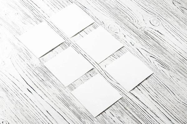 Hojas de papel blanco sobre una mesa de madera. Antecedentes abstractos de —  Fotos de Stock