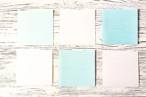 Ahşap bir masada beyaz ve mavi kağıt çarşaflar. Soyut taşra — Stok fotoğraf