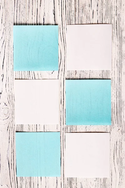 Lençóis de papel brancos e azuis em uma mesa de madeira. Backgrou abstrato — Fotografia de Stock