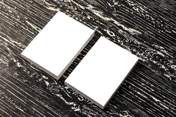 Dois livros brancos numa mesa de madeira preta. Contexto abstrato para — Fotografia de Stock