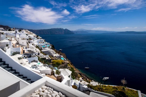 Oia città sull'isola di Santorini in una chiara giornata di sole. Scogliera con vista sul mare e sulla caldera. Grecia . — Foto Stock