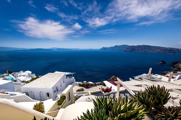 Oia stad på Santorini ön på en klar solig dag. Klipp med utsikt över havet och caldera. Grekland. — Stockfoto