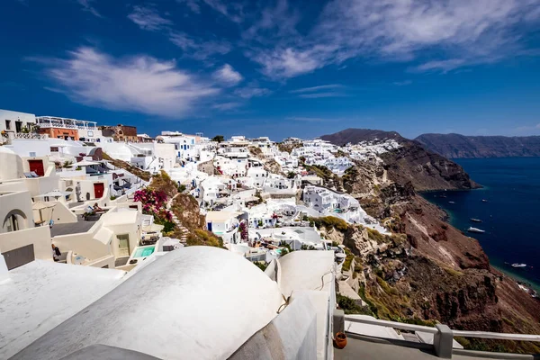 Oia stad på Santorini ön på en klar solig dag. Klipp med utsikt över havet och caldera. Grekland. — Stockfoto
