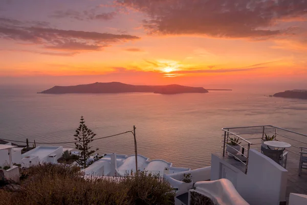 Scena del tramonto con vista sulla caldera e sul mare nel villaggio di Imerovigli sull'isola di Santorini in estate. Grecia . — Foto Stock