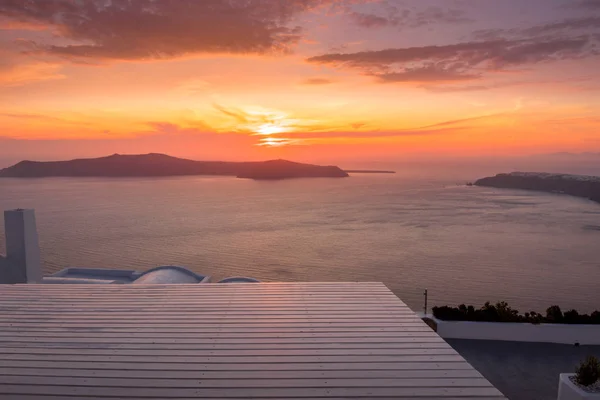 Yazın Santorini adasındaki Imerovigli köyünde kalderaya ve denize bakan günbatımı manzarası. Yunanistan. — Stok fotoğraf