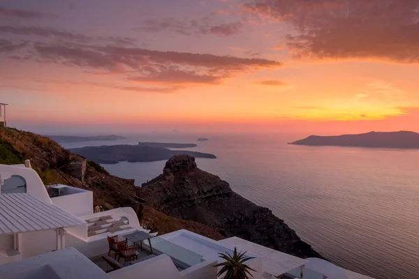 Scena del tramonto con vista sulla caldera e sul mare nel villaggio di Imerovigli sull'isola di Santorini in estate. Grecia . — Foto Stock