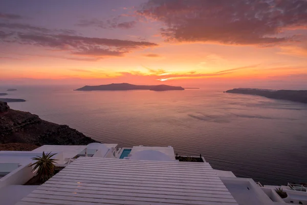 Scena del tramonto con vista sulla caldera e sul mare nel villaggio di Imerovigli sull'isola di Santorini in estate. Grecia . — Foto Stock