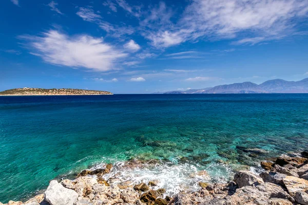 Costa de Agios Nikolaus en un día soleado con mar turquesa claro y acantilados. Creta, Grecia, Mar Egeo. — Foto de Stock