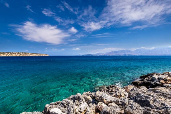 Agios Nikolaus coastline on a sunny day with clear turquoise sea and cliffs. Crete, Greece, Aegean Sea. — Stock Photo, Image
