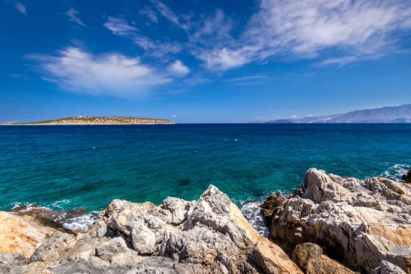 Agios Nikolaus coastline on a sunny day with clear turquoise sea and cliffs. Crete, Greece, Aegean Sea. — Stock Photo, Image