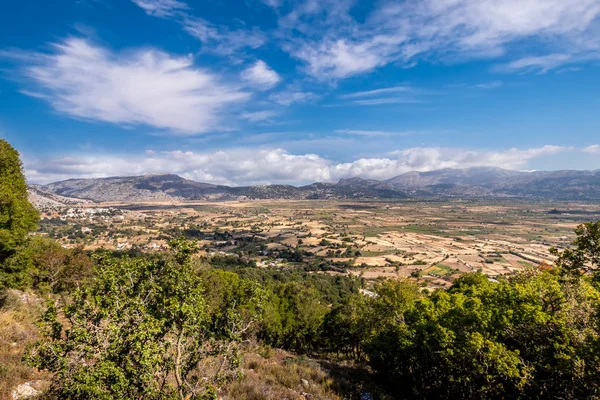 Vista dall'alto dell'altopiano di Lassithi in una giornata soleggiata e limpida con un cielo nuvoloso sullo sfondo. Isola di Creta, Grecia . — Foto Stock