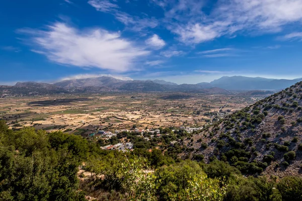 Vista dall'alto dell'altopiano di Lassithi in una giornata soleggiata e limpida con un cielo nuvoloso sullo sfondo. Isola di Creta, Grecia . — Foto Stock
