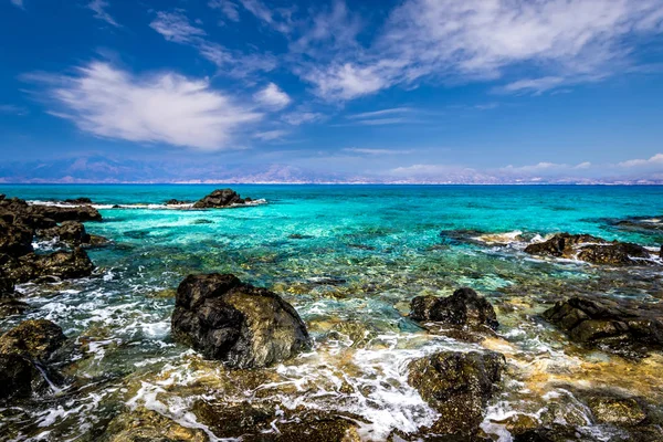 A costa da ilha de Chrissy em um dia ensolarado de verão com turquesa — Fotografia de Stock