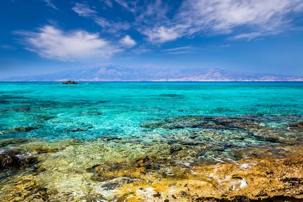 The coast of Chrissy island on a sunny summer day with turquoise — Stock Photo, Image