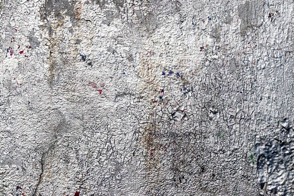 Fragment de graffiti argenté peint sur un mur. Lumineux fond abstrait pour la conception avec peeling peinture . — Photo