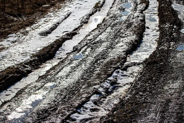 春天里 肮脏模糊的土路上有车辙 越野车 — 图库照片