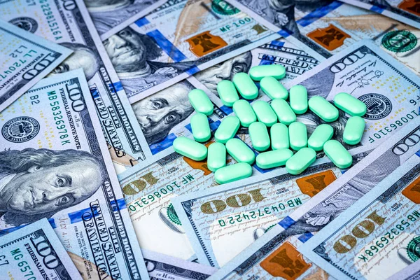 绿色药丸的背景100美元的钞票 昂贵的医疗或医疗融资费用的概念 — 图库照片