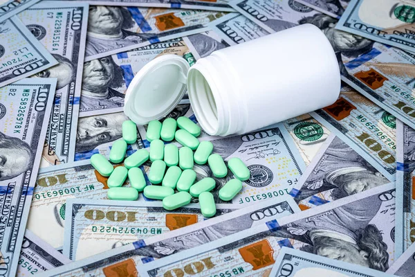 Green Pills Background One Hundred Dollar Bills Concept Expensive Cost — Stock Photo, Image