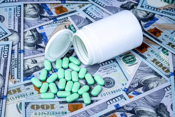 Green Pills Background One Hundred Dollar Bills Concept Expensive Cost — Stock Photo, Image